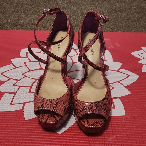 Shoes - Picture 4 of 4